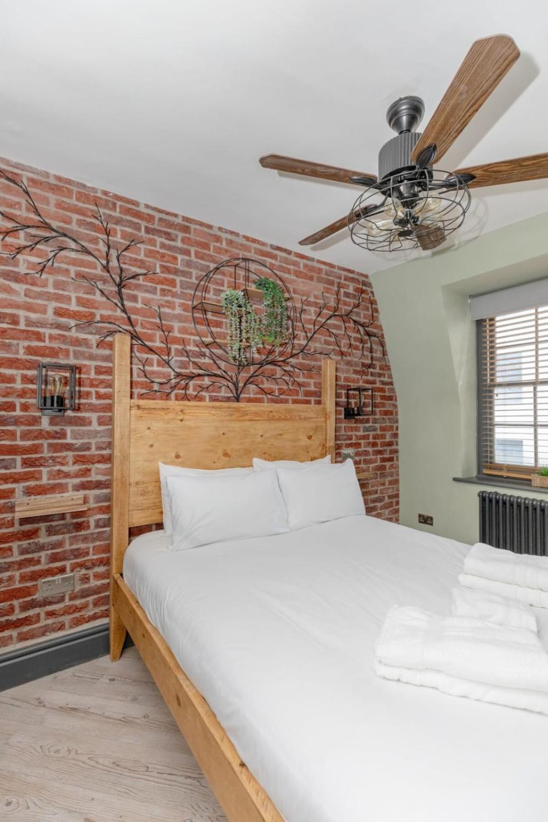 Newly-refurbished Loft-style Flat Farringdon! Apartment London